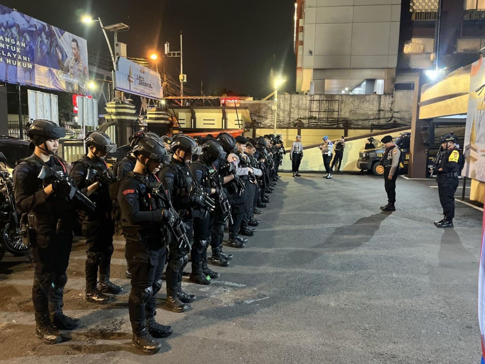 Anggota Brimob Polda Metro Jaya menggelar patroli di Jakarta (SinPo.id/Dok.PMJ)