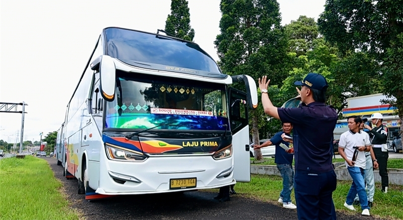 Ilustrasi petugas memeriksa bus angkutan orang. (SinPo.id/dok. Dephub)