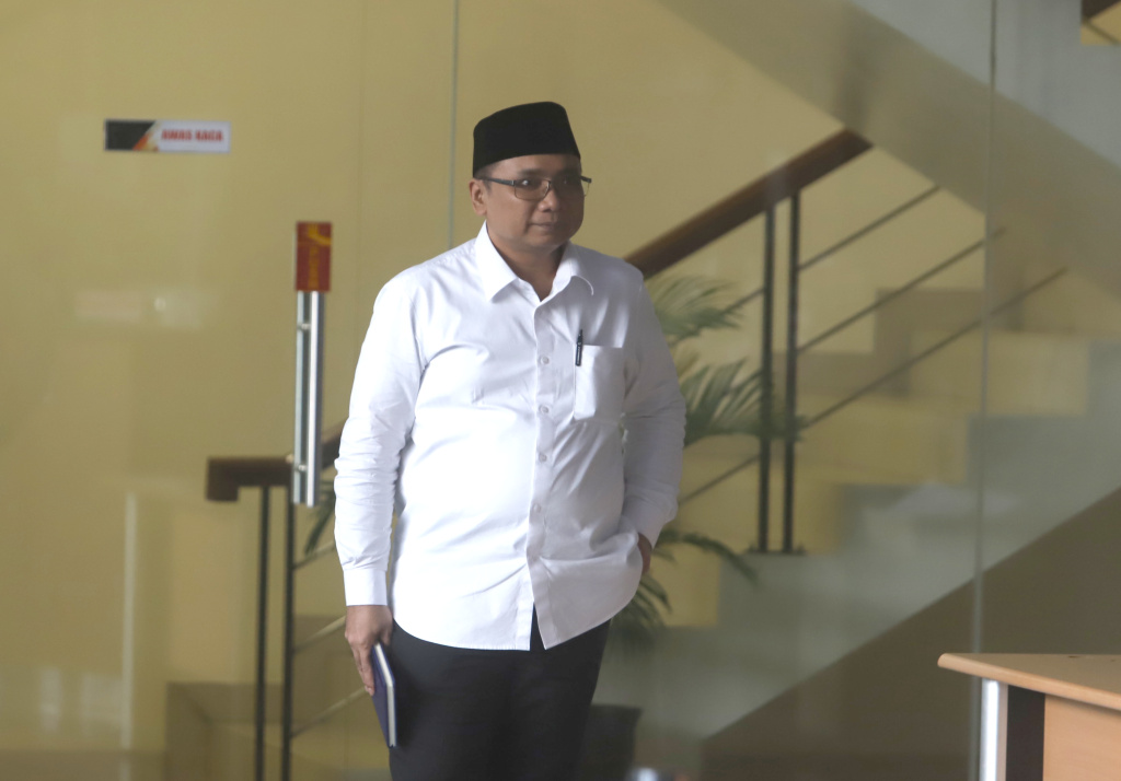 Eks Menag Yaqut Cholil Qoumas usai menjalani pemeriksaan KPK selama 5 jam terkait kasus dugaan korupsi Kouta haji 2023-2024 (Ashar/SinPo.id)