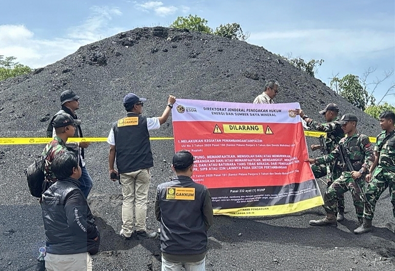 Tim Ditjen Gakkum ESDM menyita tumpukan batu bara ilegal di Kutai Kartanegara. (SinPo.id/dok. Esdm)