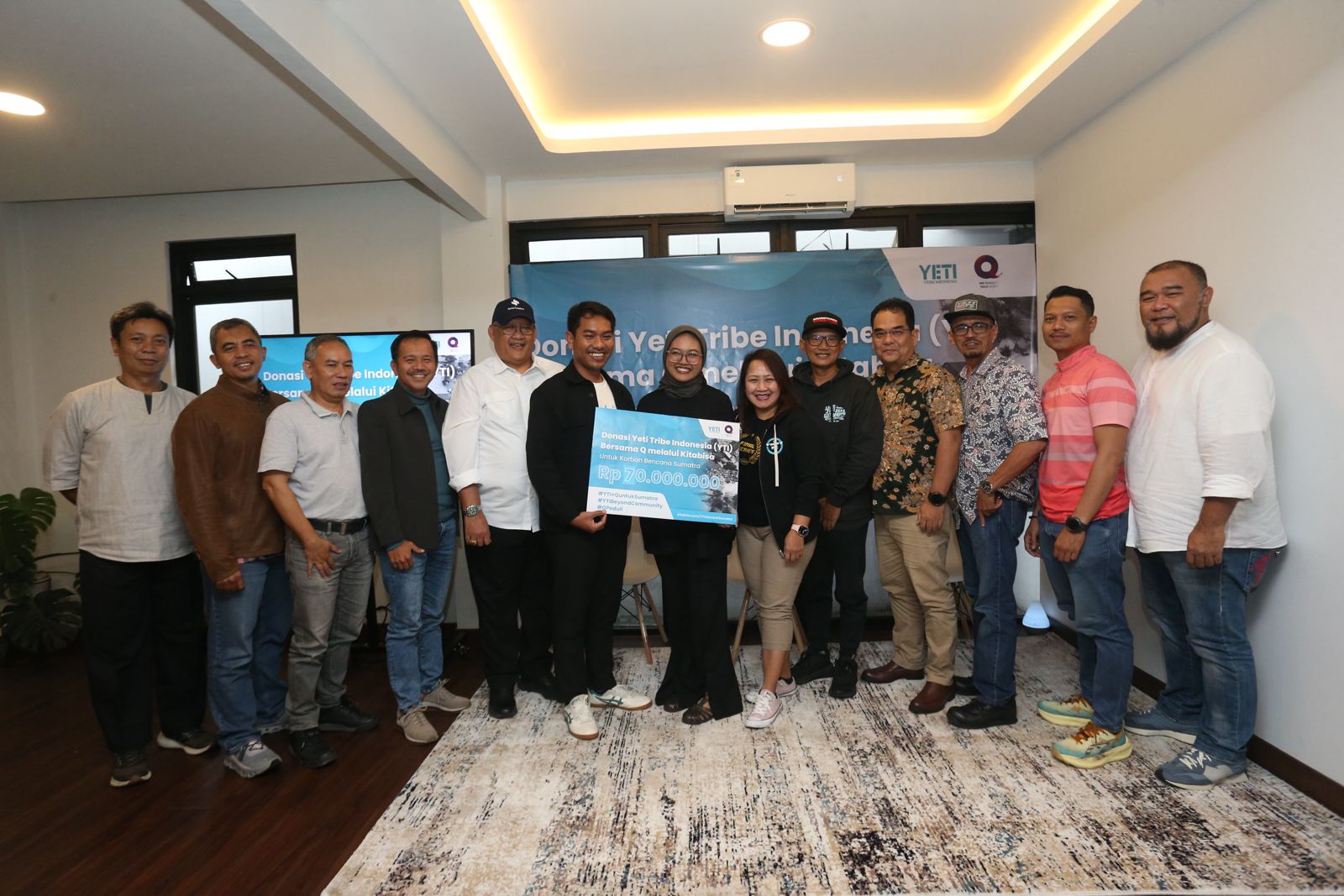 Foto bersama perwakilan QGroup, Yeti Tribe Indonesia (YTI), bersama Kitabisa dalam seremonial penyerahan donasi korban bencana Sumatra di Jakarta, 23 Januari 2026. (SinPo.id/Istimewa)