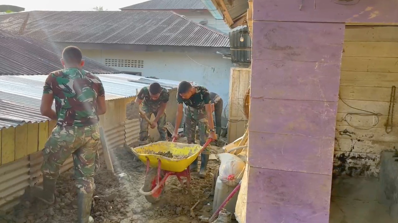 Momen Rumah-rumah Lansia di Aceh Tamiang Dibersihkan dari Lumpur oleh TNI (SinPo.id/Tim Media)