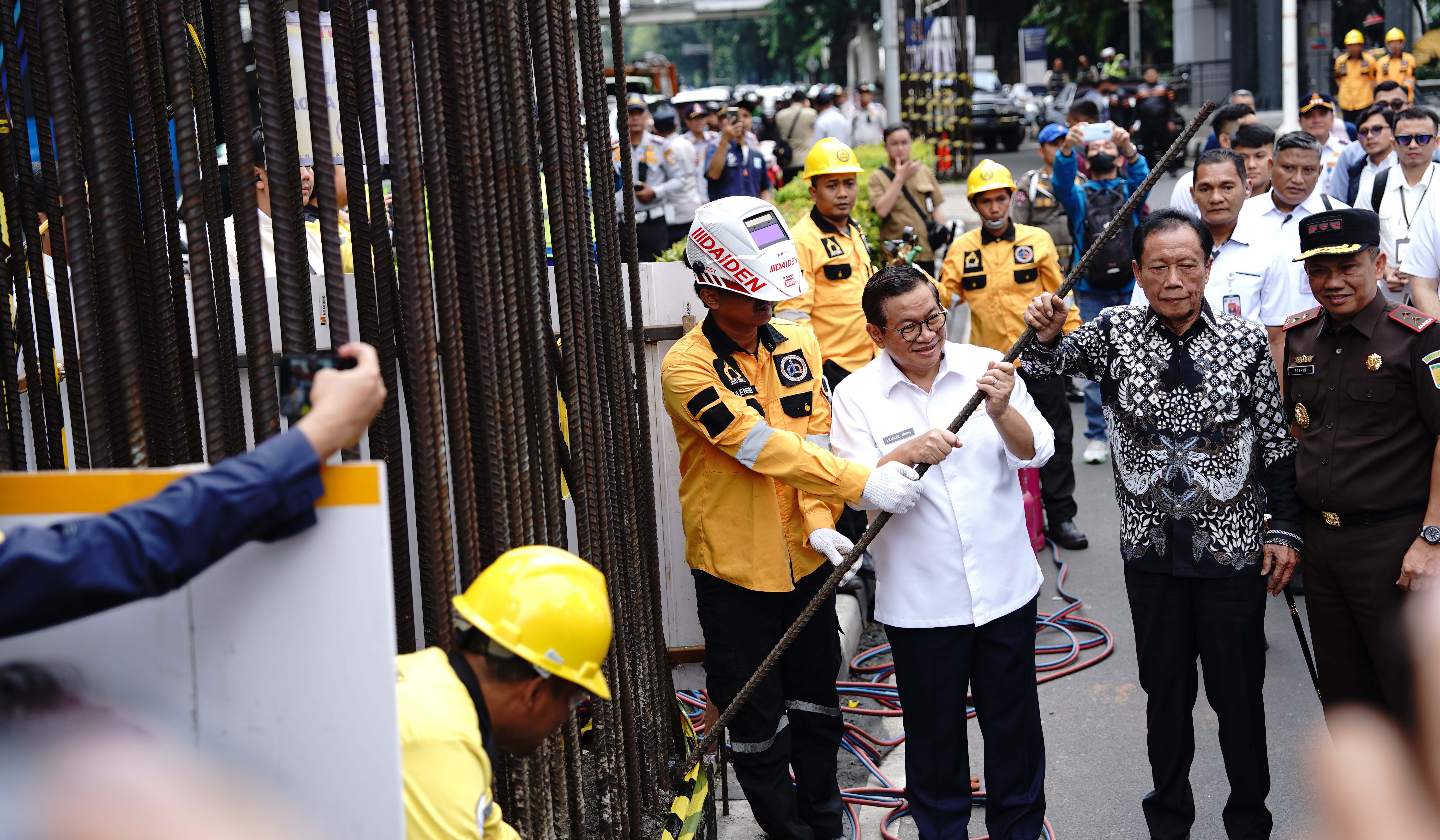 Gubernur DKI Jakarta, Pramono Anung, bongkar tiang monorel. (Agus Priatna/SinPo.id)