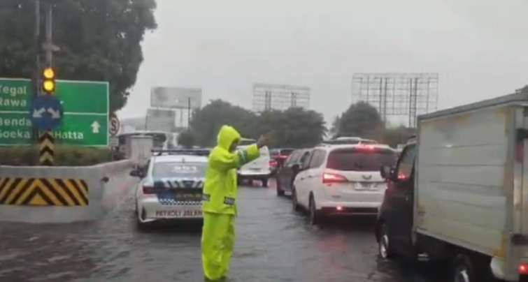 Situasi arus lalu lintas tol Soekarno-Hatta (SinPo.id/TMCPoldaMetro)