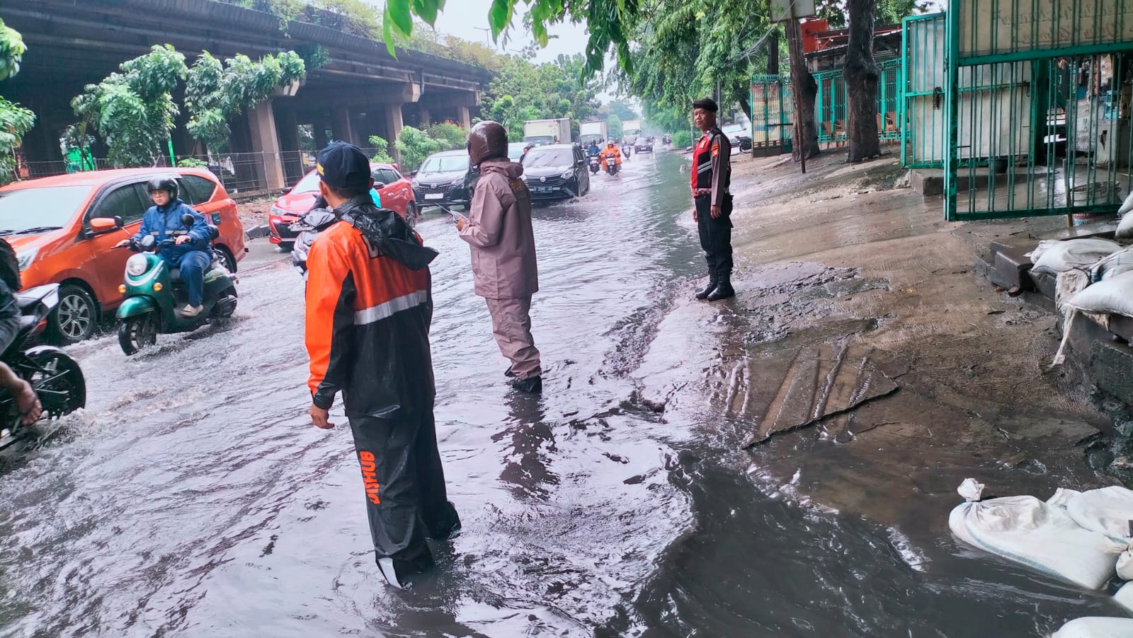 Genangan air di sekitaran pintu air arah Cengkareng Jakbar (SinPo.id/TMCPoldaMetro)