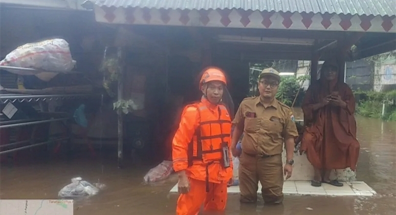 Tim BPBD DKI Jakarta melakukan evakuasi. (SinPo.id/dok. BPBD DKI)