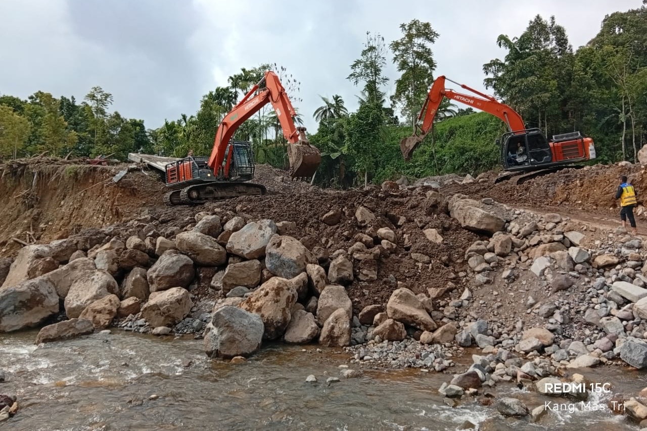 Ilustrasi proses pemulihan infrastruktur pascabencana Sumatra. (SinPo.id/dok. KemenPU)