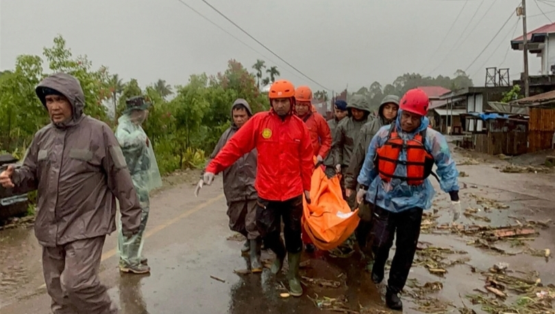 Ilustrasi tim SAR menggotong korban bencana Sumatra. (SinPo.id/dok.BNPB)