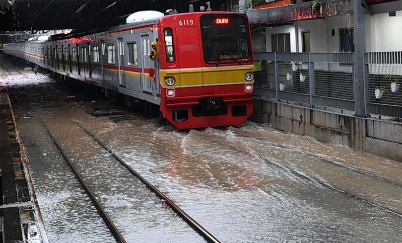 Ilustrasi lintasan KRL tergenang air. (SinPo.id/Antara)