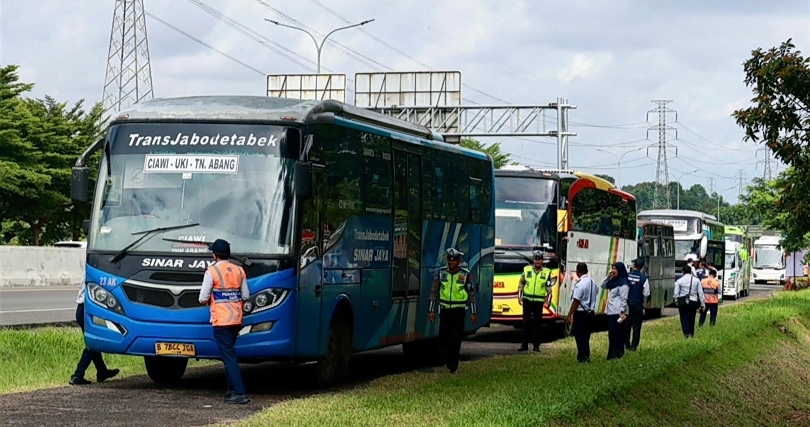 Ilustrasi pemeriksaan kelayakan bus. (SinPo.id/dok. dephub)