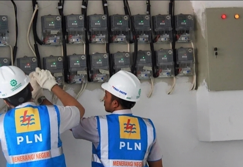 Ilustrasi petugas sedang memperbaiki meteran listrik. (SinPo.id/dok. PLN)