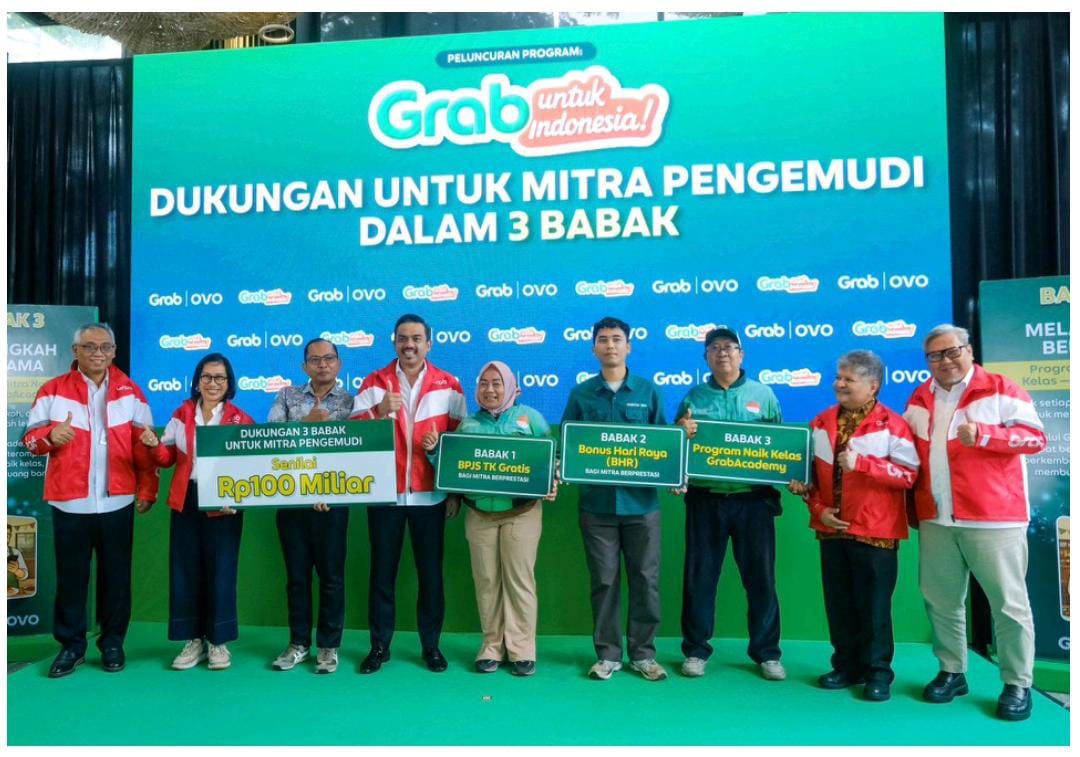 CEO Grab Indonesia Neneng Goenadi menyerahkan simbolis pemberian dukungan untuk Mitra Pengemudi disaksikan Menteri UMKM Maman Abdurrahman (SinPo.id/ Dok. Grab Indonesia)