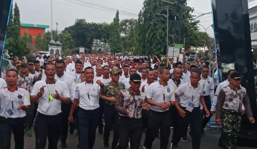 Wamenhaj Dahnil Anzar ikuti Fun Walk di Diklat PPIH 2026 (SinPo.id/ Dok. Kemenhaj)