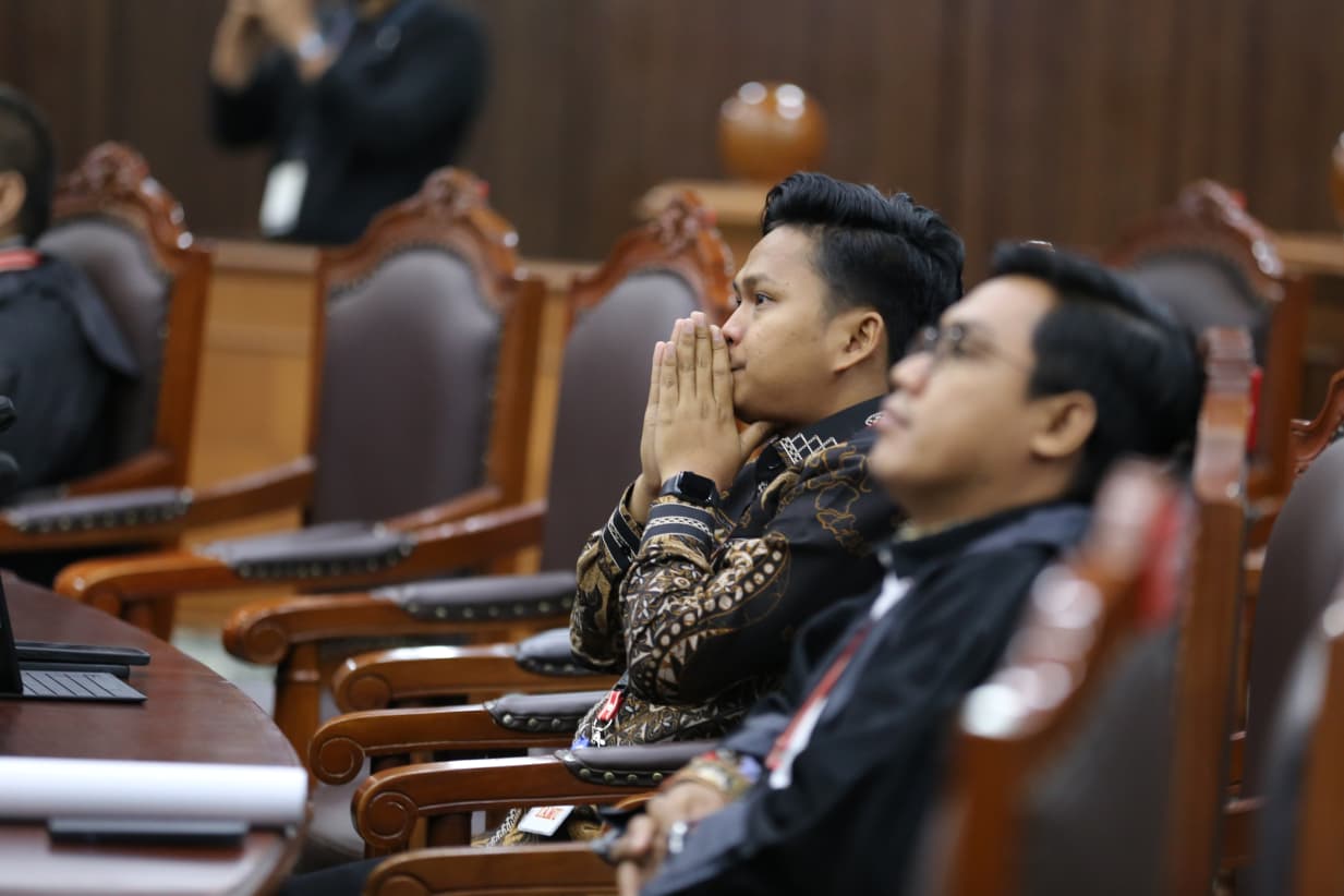Ketua Umum Iwakum, Irfan Kamil saat mendengar putusan uji materi UU Pers di Mahkamah Konstitusi (sinpo.id/tim media)