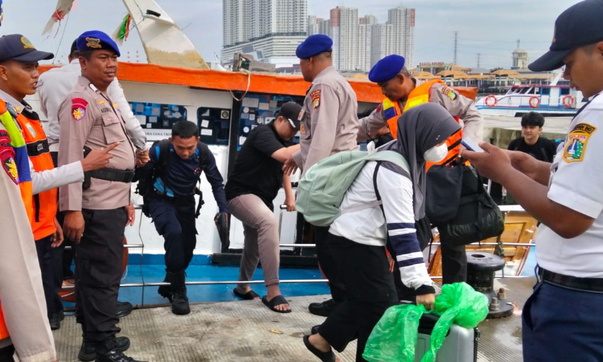 Prosos evakuasi penumpang KM BIMA yang mati mesin (SinPo.id/Dok.PMJ)