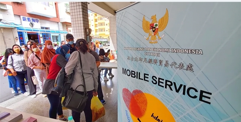 WNI di Taiwan antrean mengurus dokumen. (SinPo.id/dok. Deplu)