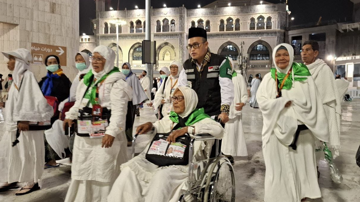 Jemaah haji asal Indonesia didorong oleh petugas (SinPo.id/ Dok. Kemenag)