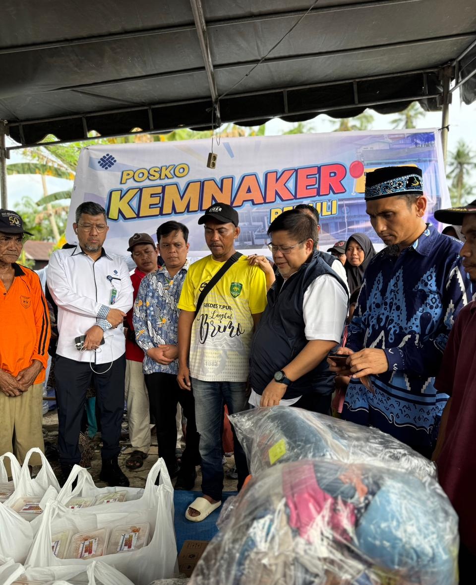 Ketua Tim Kemnaker Peduli, Sukro Muhab, menyalurkan bantuan bencana. (SinPo.id/dok. Kemenaker)