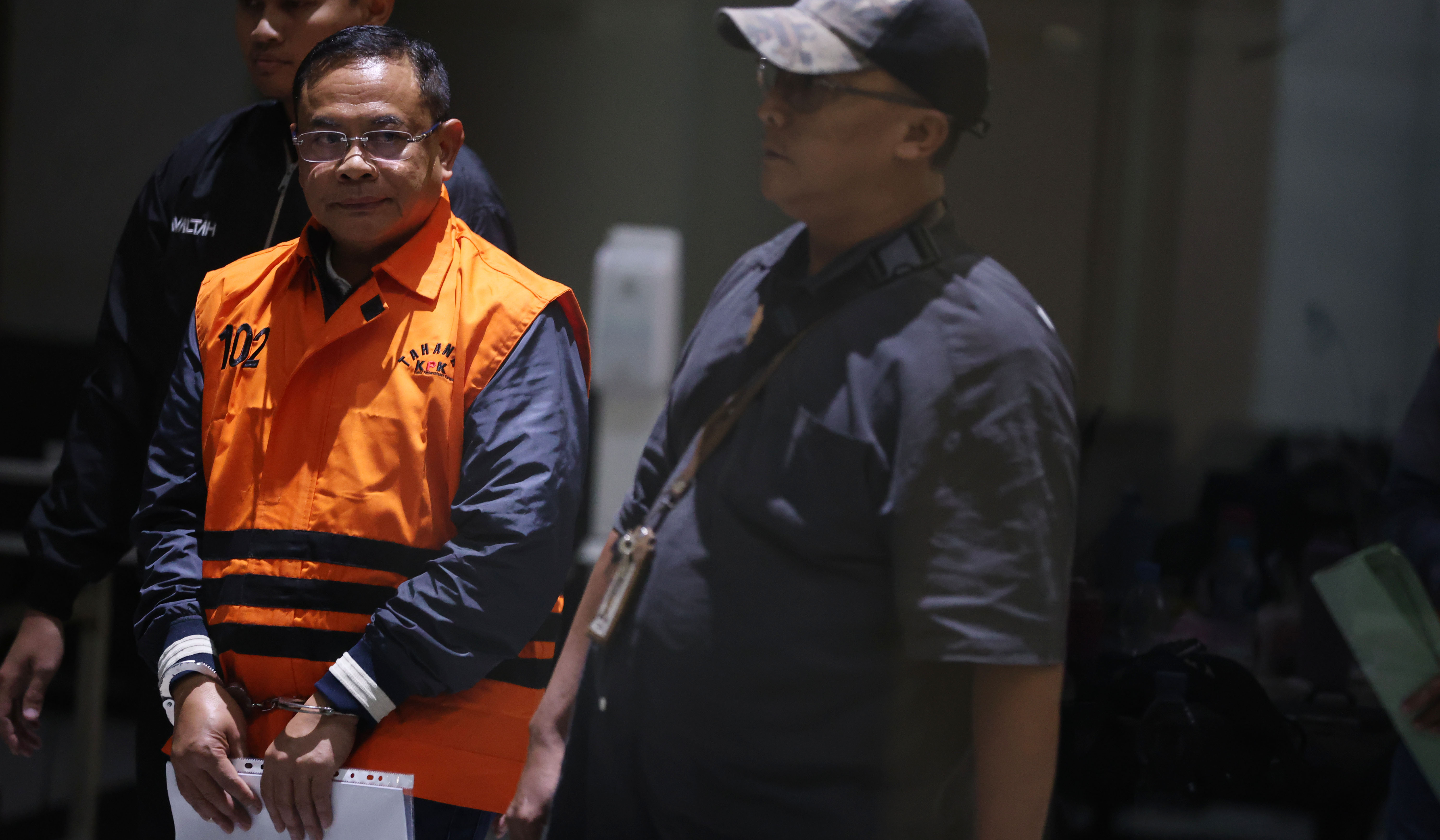 Bupati Pati, Sudewo, saat akan dimasukan kedalam mobil tahanan KPK. (Agus Priatna/SinPo.id)