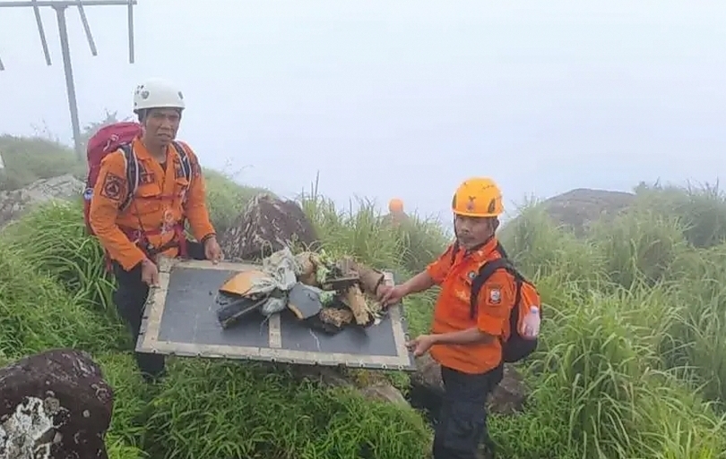 Serpihak dari Pesawat ATR 42-500 ditemukan di Gunung Bulusaraung. (SinPo.id/dok. BPBD Makassar)