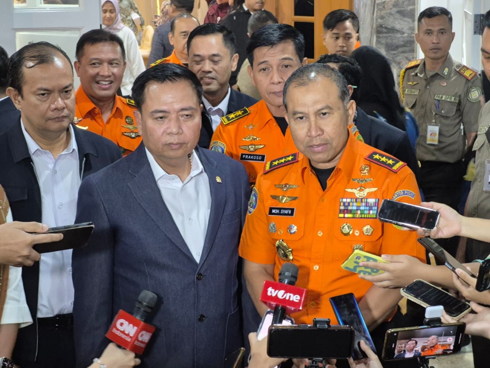 Ketua Komisi V DPR RI, Lasarus bersama Kepala Basarnas RI, Marsdya TNI Mohammad Syafii (SinPo.id/Galuh Ratnatika)