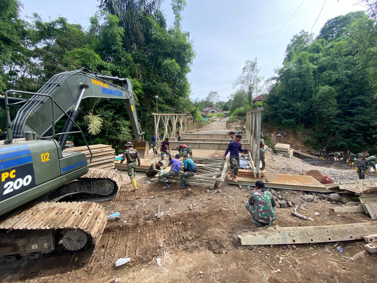 Konektivitas usai Bencana, Jembatan Bailey, Armco, dan Gantung Terus Dibangun di Sumbar (SinPo.id/Tim Media)
