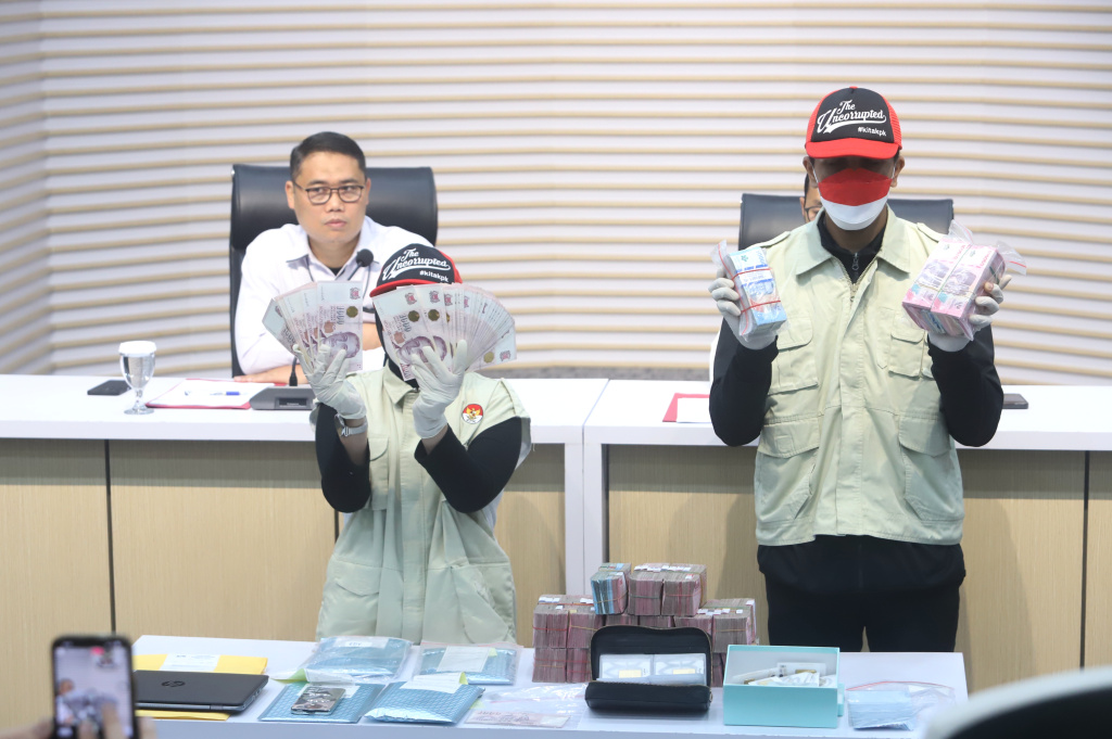 KPK menyita barang bukti OTT di KPP Madya Jakarta Utara (Ashar/SinPo.id)