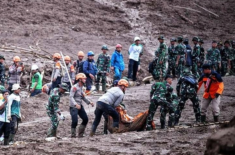 Proses evakuasi korban bencana longsor di Cisarua (SinPo.id/ Dok. Pemprov Jabar)