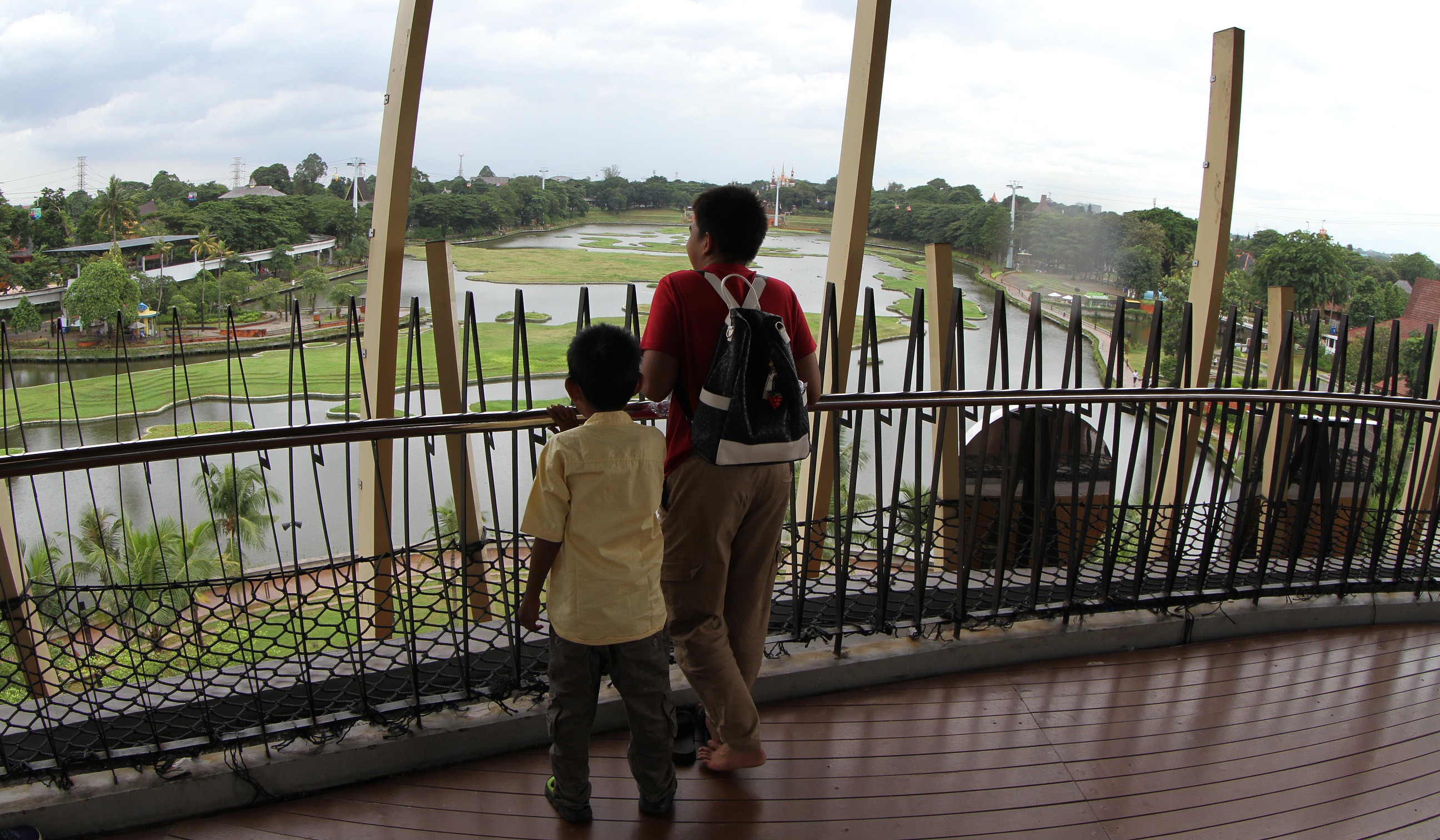 Suasana TMII saat libur Tahun Baru. (Agus Priatna/SinPo.id)