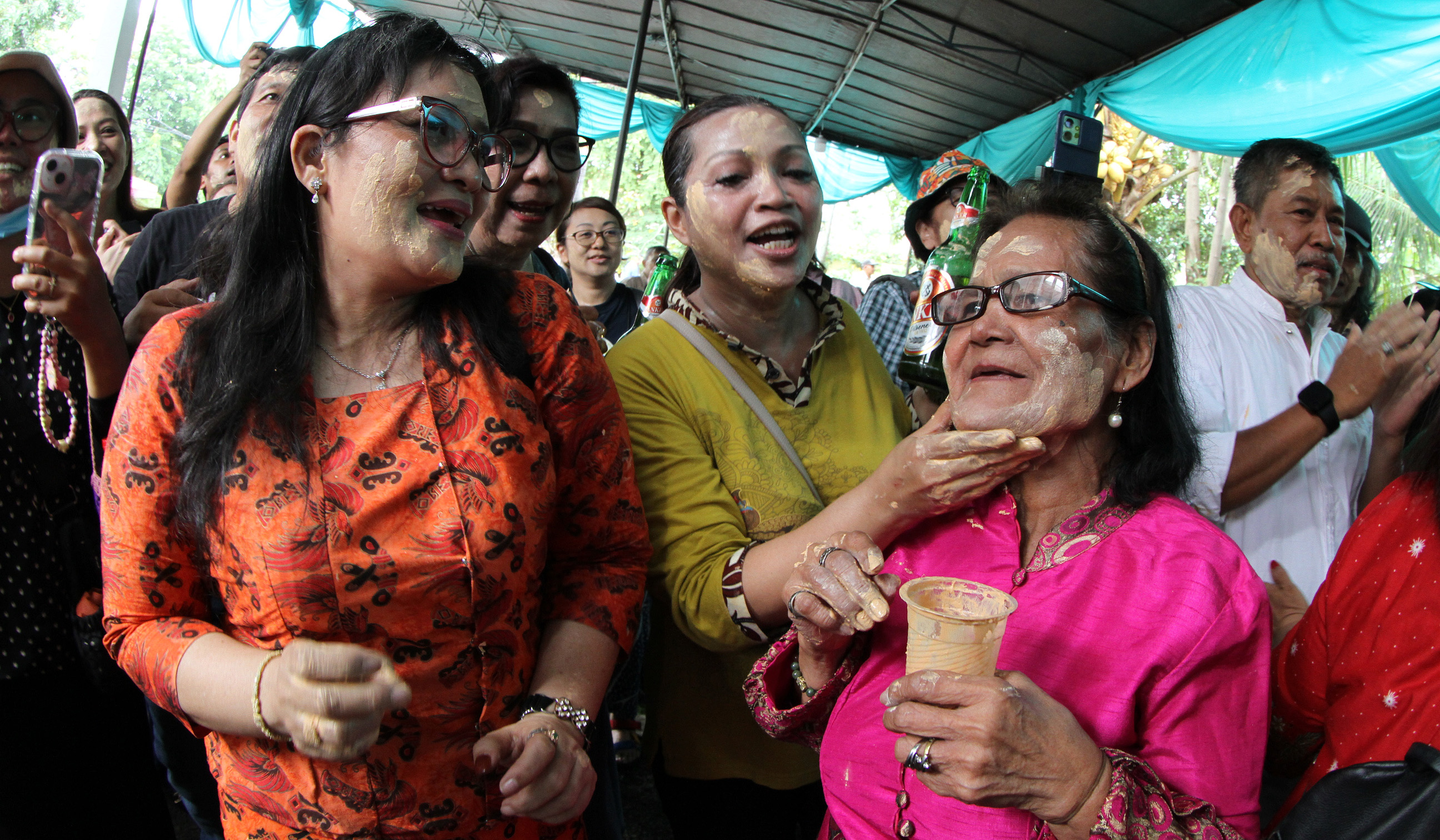 Tradisi Mandi Mandi Kampung Tugu, Jakarta. (Agus Priatna/SinPo.id)