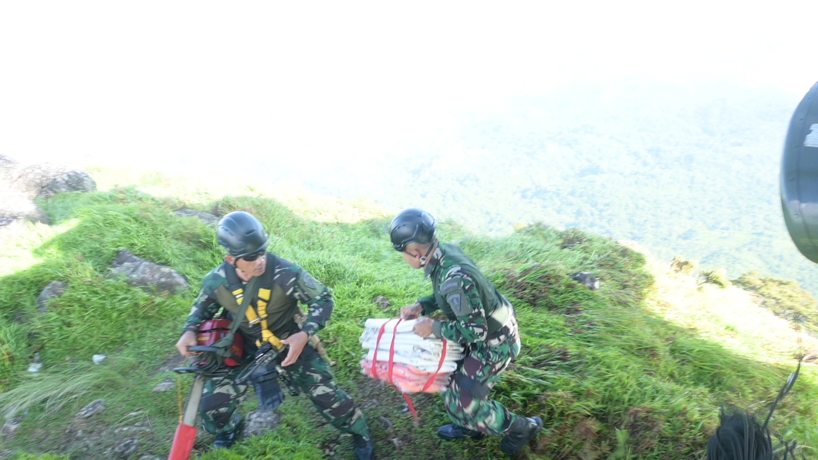 Evakuasi Pesawat ATR 42-500 (SinPo.id/ Dok. TNI AU)