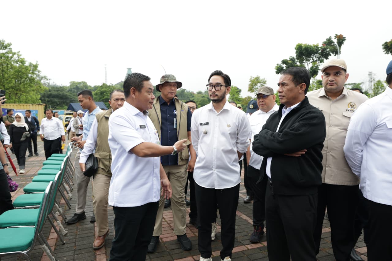 Mentan Amran mengunjungi lokasi bencana longsor di Cisarua. (SinPo.id/dok. Kementan)