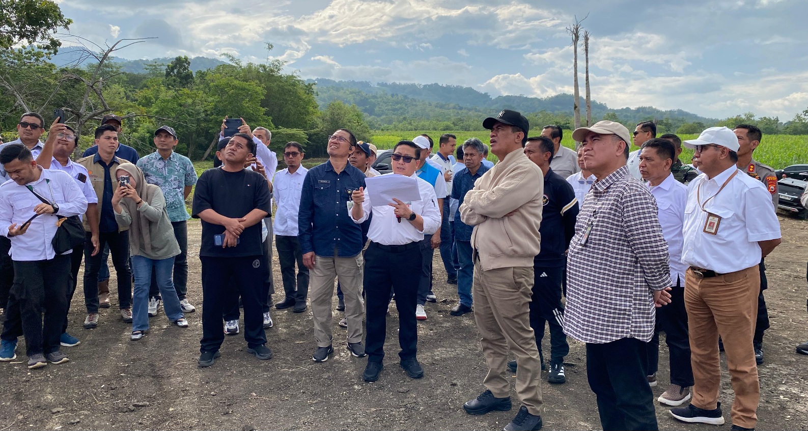 Mentan Amran meninjau proyek ayam terintegrasi di Sulsel. (SinPo.id/dok. KPH)