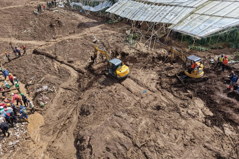 Ilustrasi proses evakuasi korban longsor di Cisarua. (SinPo.id/dok. KemenPU)