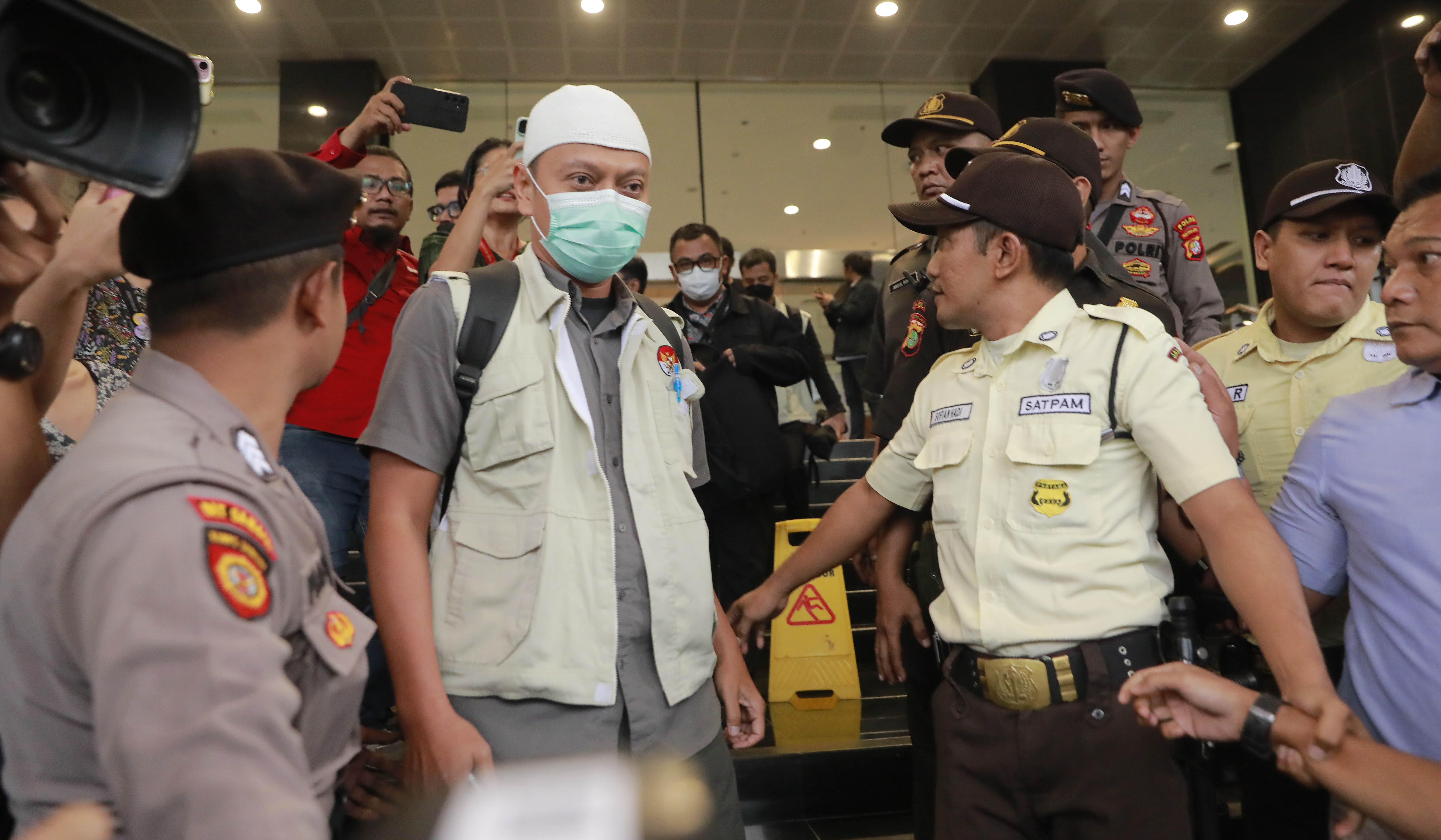 Petugas KPK usai lakukan penggeladan di kantor Ditjen Pajak. (Agus Priatna/SinPo.id)