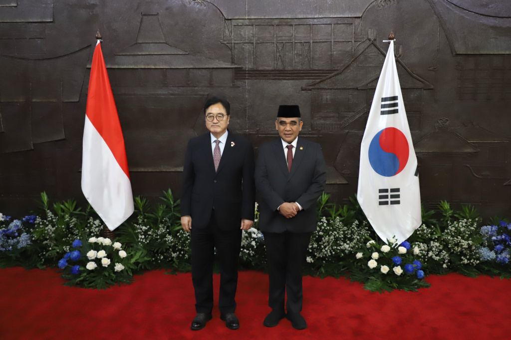 Ketua MPR RI Ahmad Muzani menerima Kunjungan Kenegaraan Ketua Parlemen of Korea Selatan HE, Mr.Woo Won Shik di ruang delegasi (Ashar/SinPo.id)