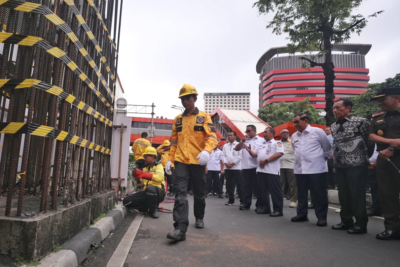 Pembongkaran tiang monorel di Jalan H.R Rasuna Said (SinPo.id/ Dok. Pemprov DKI)