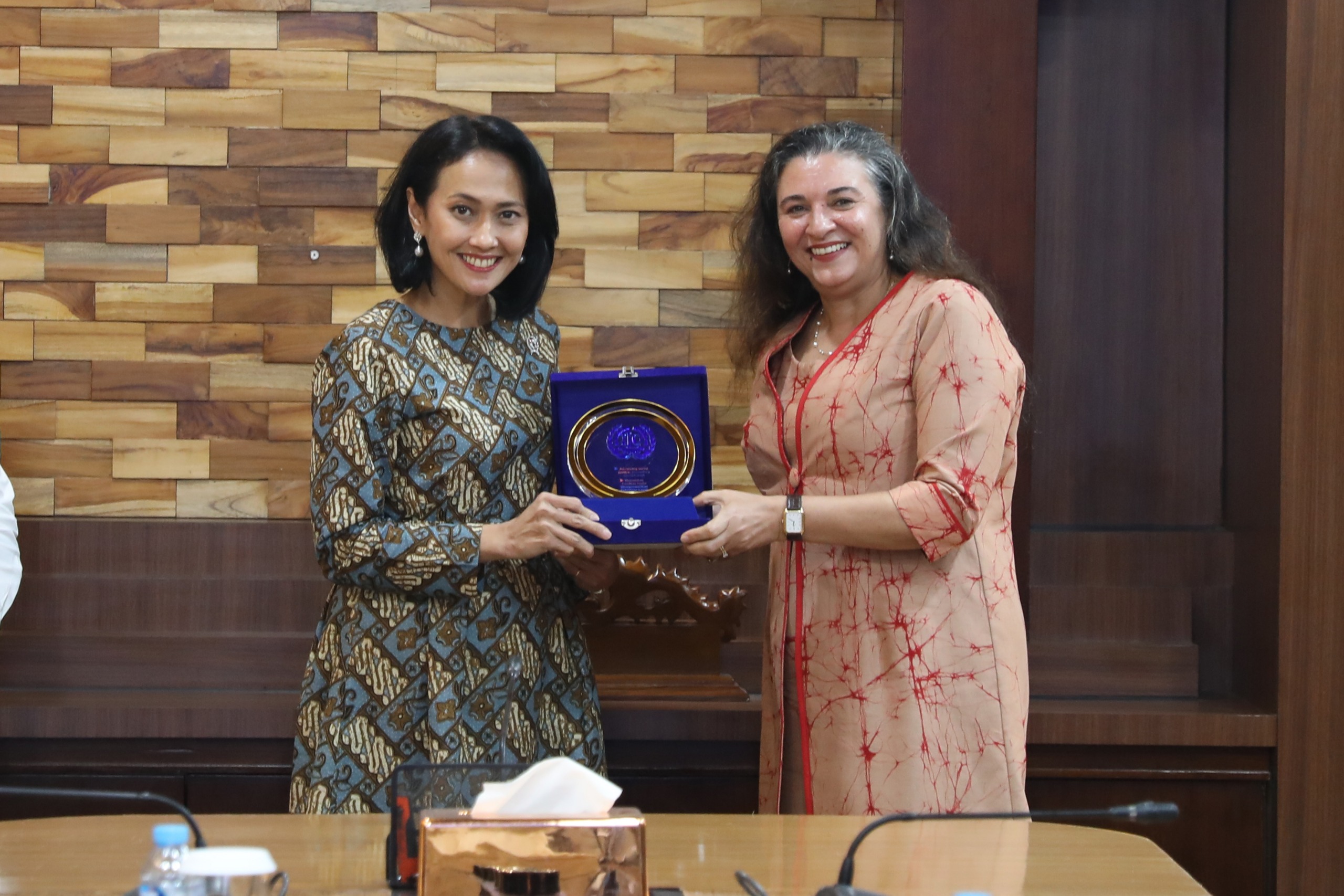Wamen P2MI Christina Aryani dan Direktur ILO untuk Indonesia dan Timor Leste, Simrin Singh. (SinPo.id/dok. KP2MI)