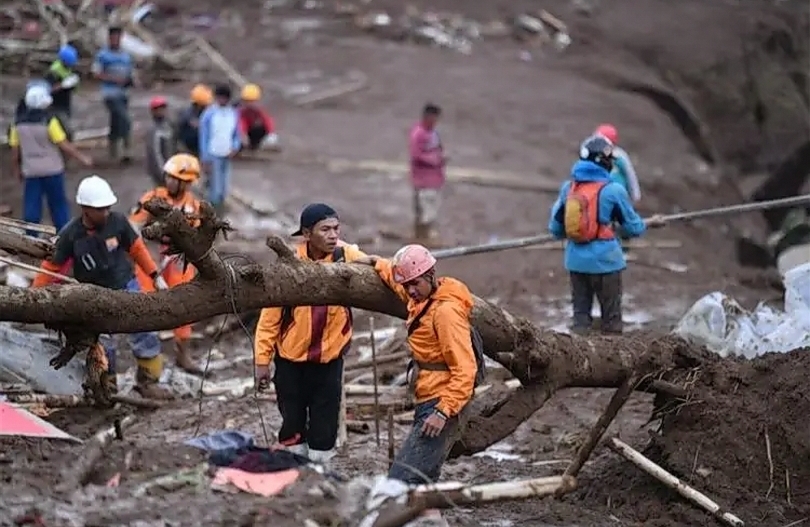 Proses evakuasi korban longsor Cisarua. (SinPo.id/Pemprov Jabar)