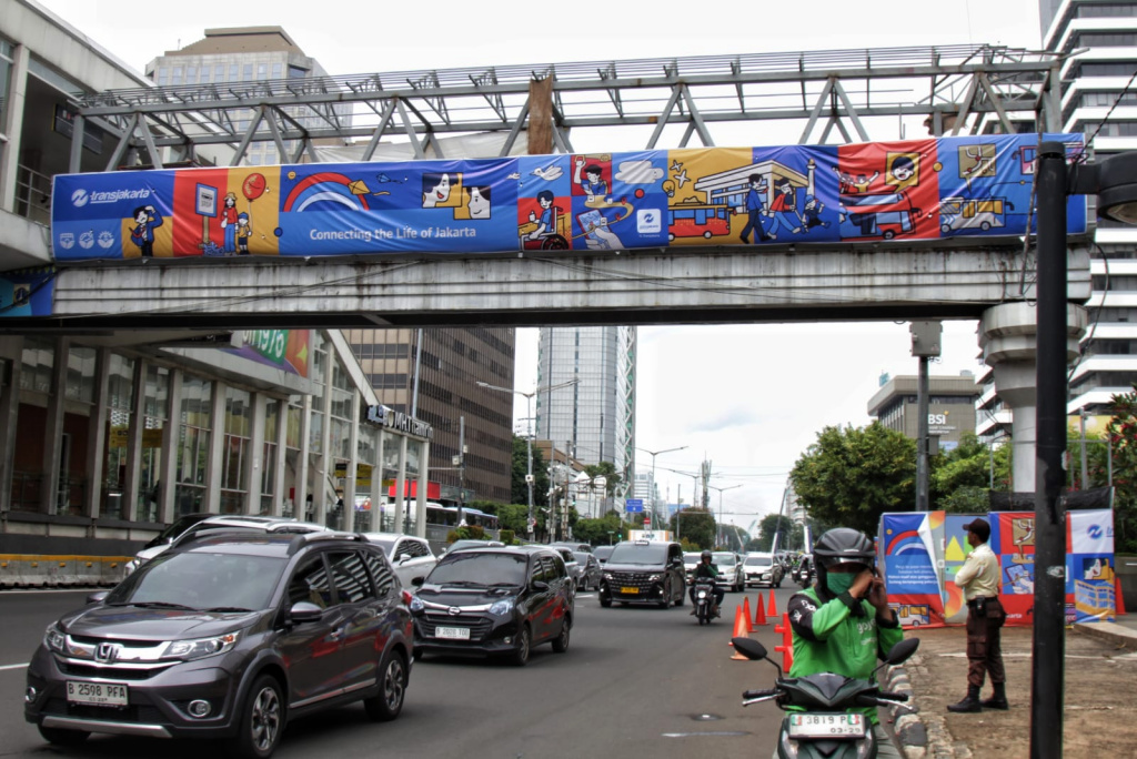 Pekerja sedang membangun kembali Jembatan Penyeberangan Orang Sarinah (Ashar/SinPo.id)