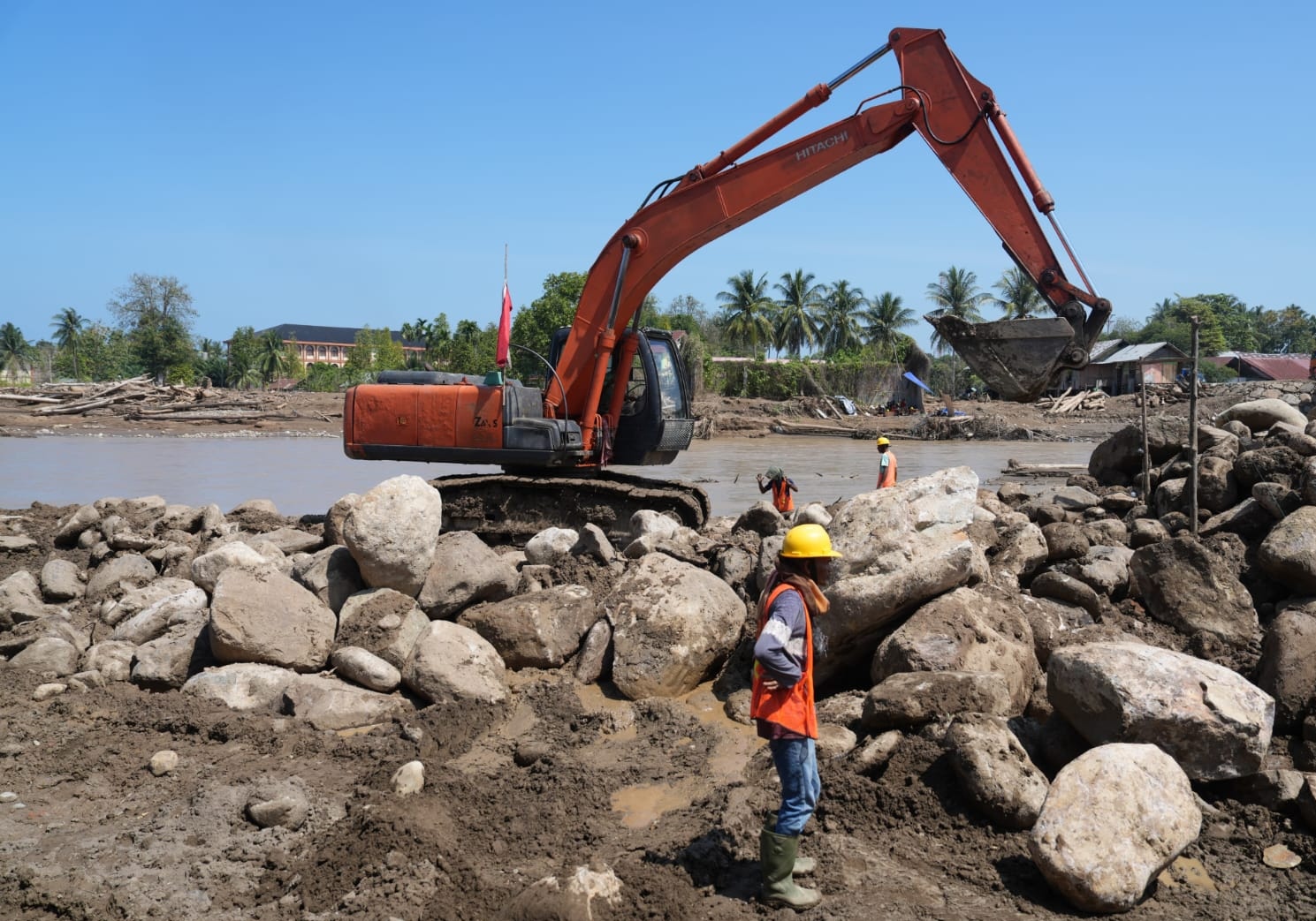 Pembersihan sedimen di Sungai Krueng Meureudu pascabencana. (SinPo.id/dok. PU)