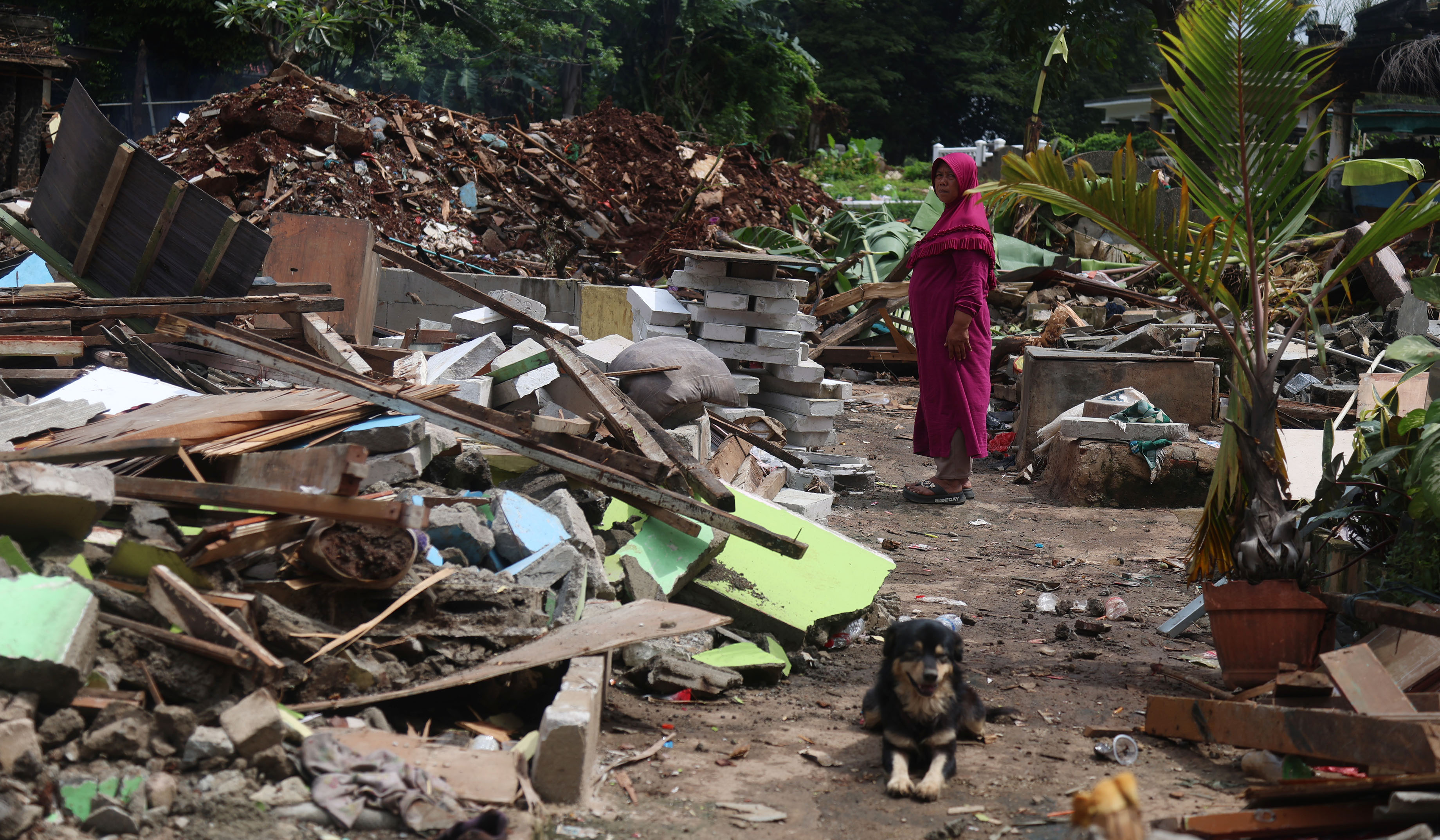 Pembongkaran bangunan di area TPU Kebon Nanas. (Agus Priatna/SinPo.id)