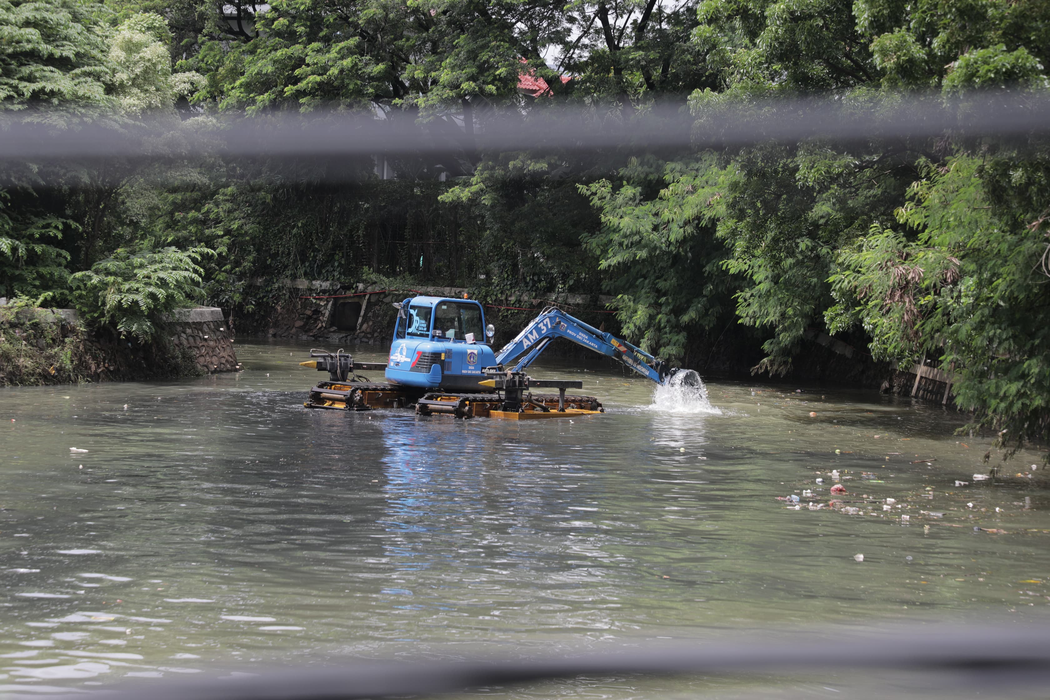 Pemprov DKI mengebut pengerukan Kali Sepak Jakbar untuk mengantisipasi banjir. (SinPo.id/Pemprov DKI Jakarta)