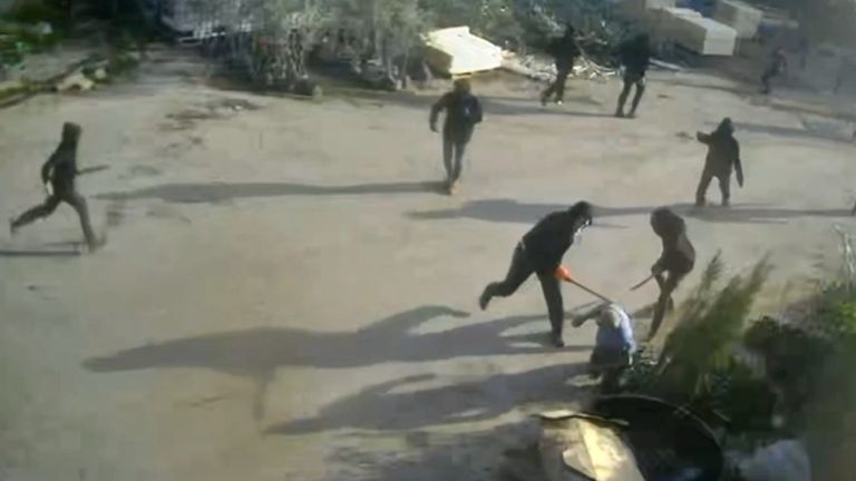 Pemukim Ilegal Israel Aniaya Seorang Pria Palestina di Tepi Barat (SinPo.id/AP)