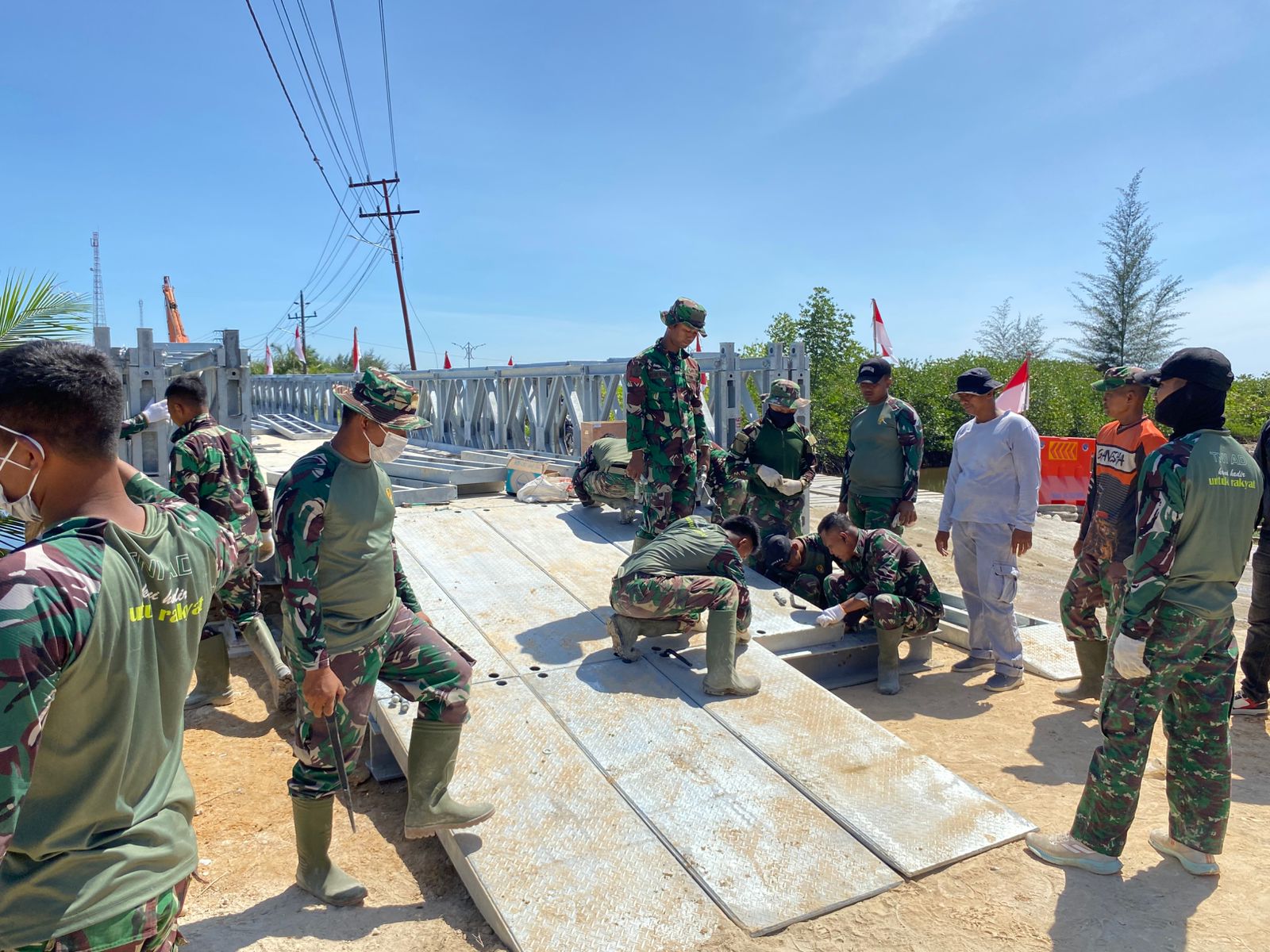 TNI dan Warga Gotong Royong Bangun Jembatan di Aceh (SinPo.id/Tim Media)
