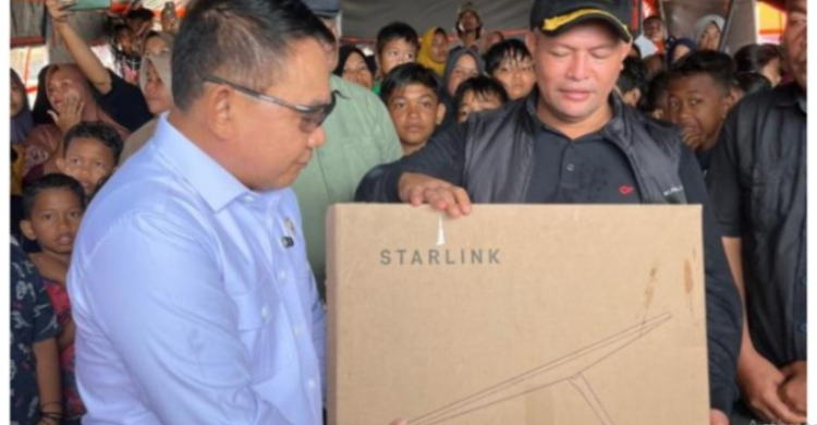 Penasihat Khusus Presiden Bidang Pertahanan Nasional Jenderal (Purn) Dudung Abdurachman menyerahkan bantuan perangkat Starling untuk korban bencana Aceh. (SinPo.id/dok. Pribadi)