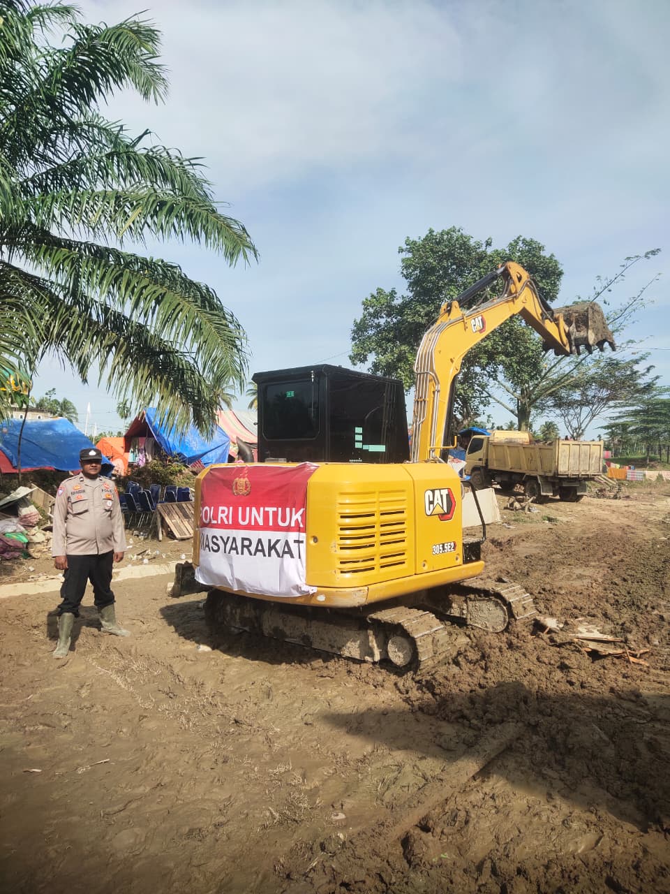 Alat berat yang diterjunkan untuk penanganan bencana Sumatra (SinPo.id/ Humas Polri)