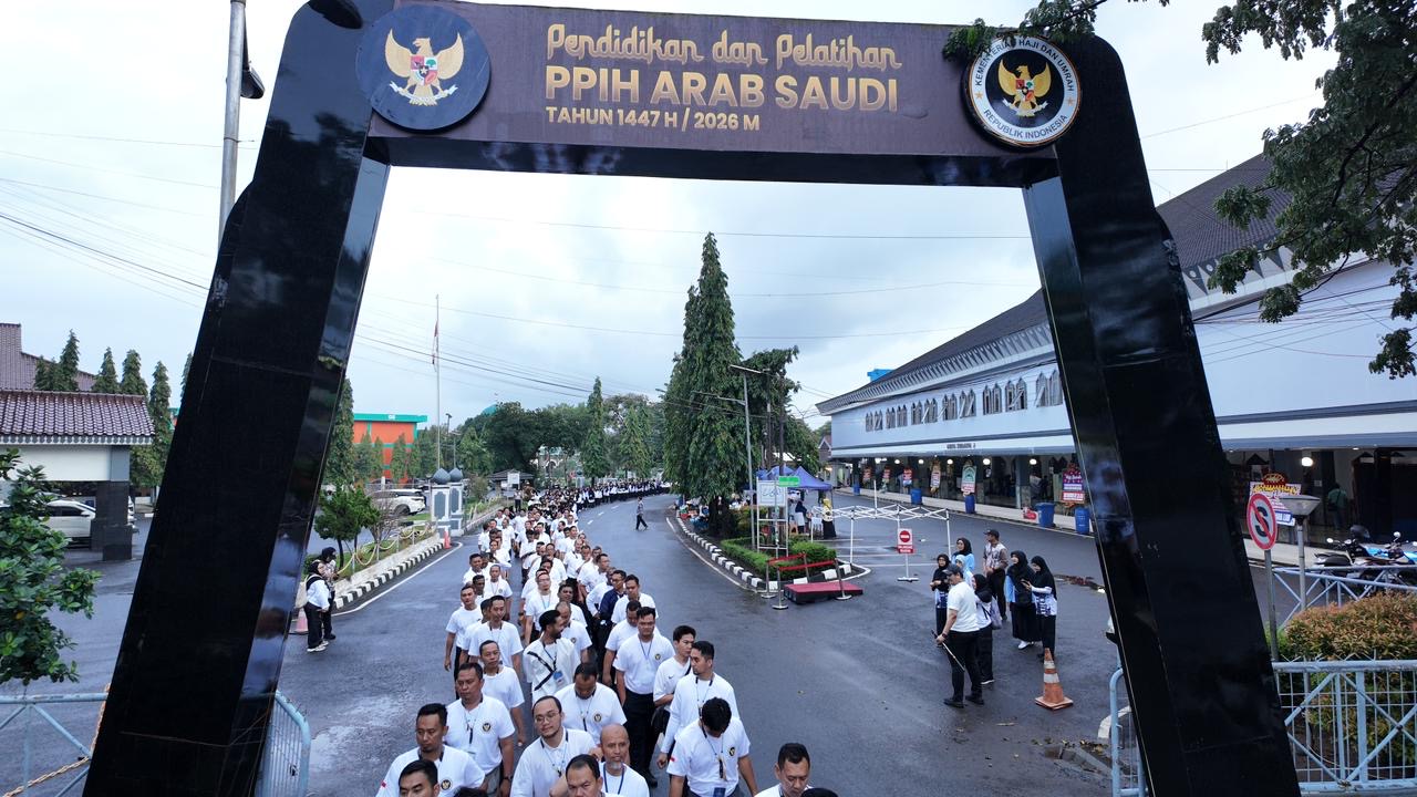 Peserta Diklat PPIH mengikuti Fun Walk di Asrama Haji. (SinPo.id/dok. Kemenhaj)