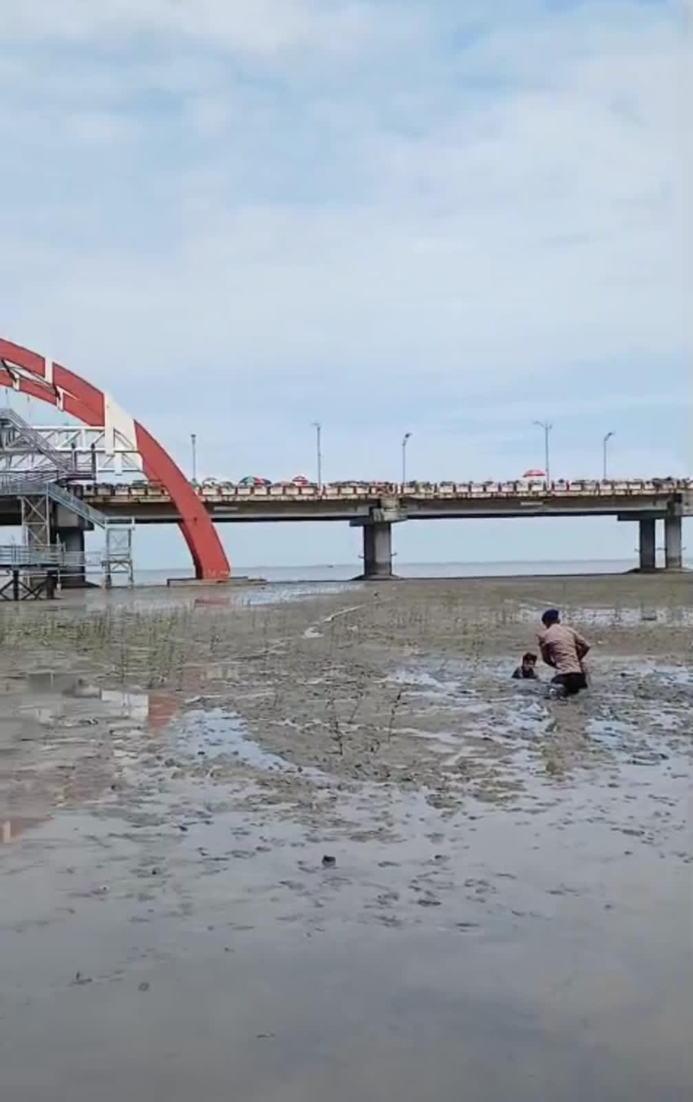 Polisi mengevakuasi anak yang terjebak di Pantai Kenjeran (SinPo.id/ Humas Polri)