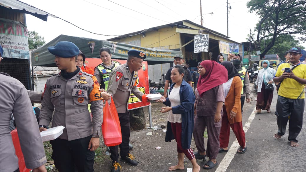 Anggota Polda Metro Jaya saat menyalurkan bantuan banjir di Bekasi (SinPo.id/Dok.PMJ)